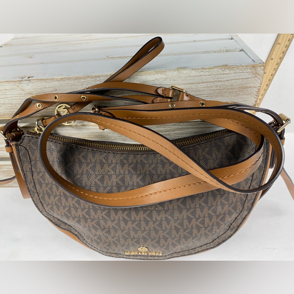 Michael Kors Camden messenger bag signature logo-print canvas gold-tone hardware - Picture 9 of 16
